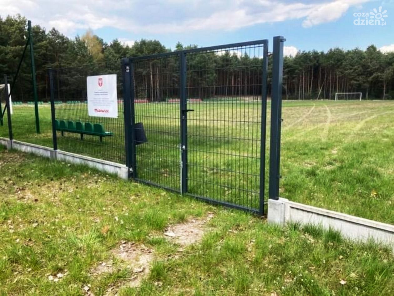Policja poszukuje świadków kradzieży sprzętu z boiska w Nieznamierowicach
