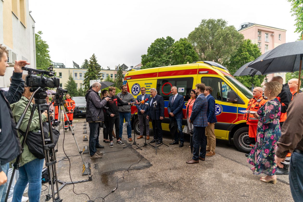 Przekazanie karetki przystosowanej do przewożenia pacjentów z otyłością olbrzymią (zdjęcia)