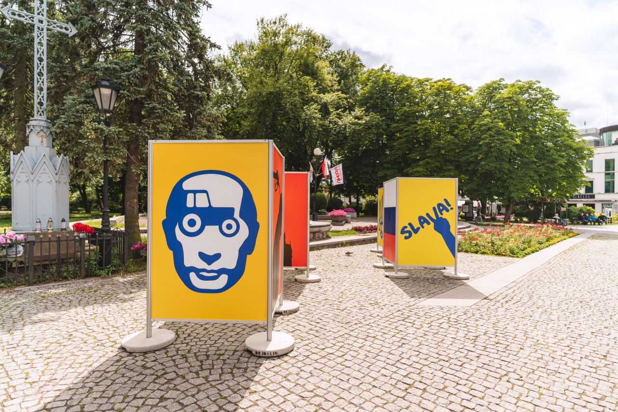 Wystawa plakatów Szymankiewicza na placu Corazziego