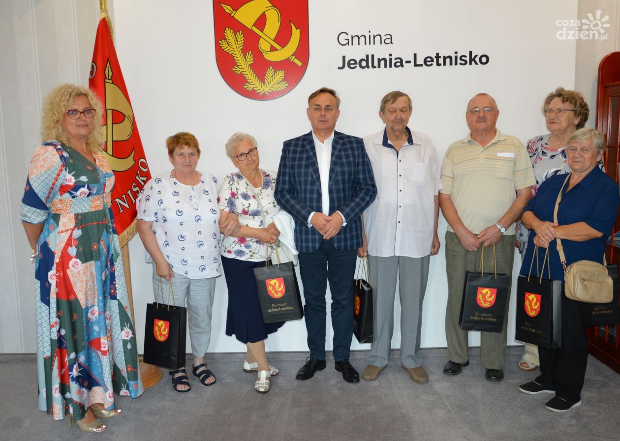 Pierwsze opaski dla seniorów trafiły do mieszkańców Jedlni-Letniska