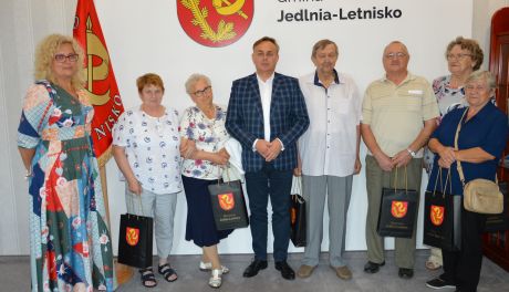 Pierwsze opaski dla seniorów trafiły do mieszkańców Jedlni-Letniska