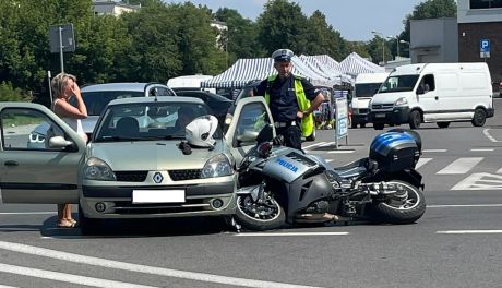 Samochód osobowy zderzył się z policyjnym motocyklem