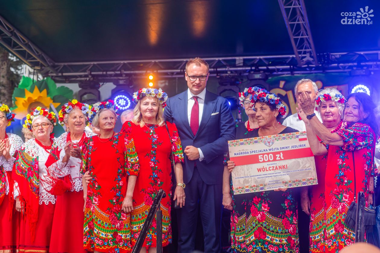 Nagrody dla zespołów ludowych i Kół Gospodyń Wiejskich z gminy Jedlińsk