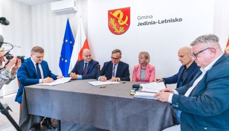 Umowy na modernizację dróg w Gminie Jedlnia-Letnisko (zdjęcia)