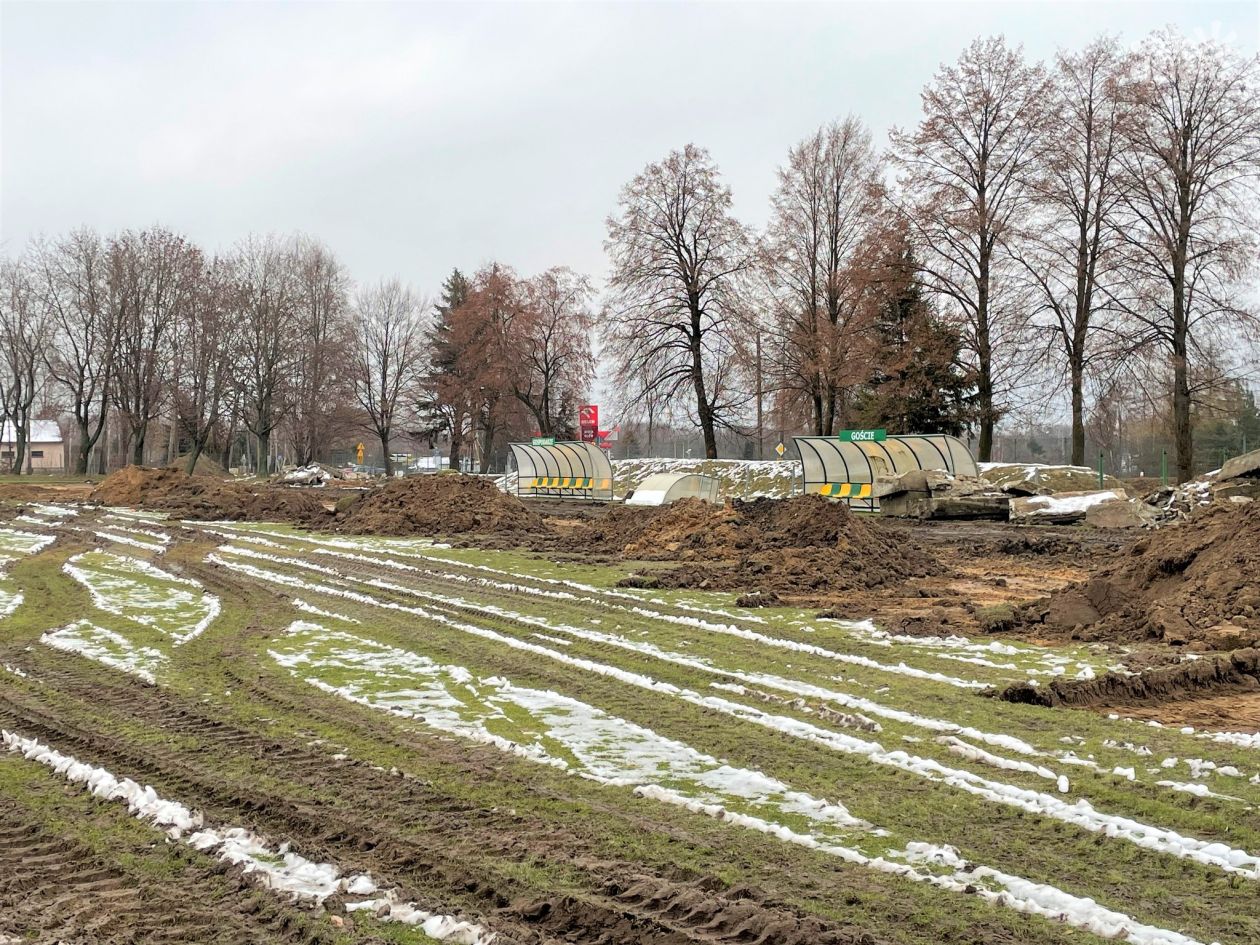 Rozpoczęły się prace przy przebudowie stadionu w Przysusze 