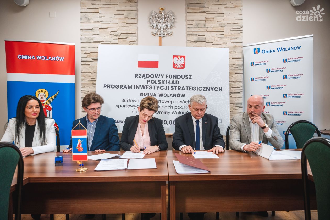Podpisanie umów na budowę infrastruktury sportowej w Gminie Wolanów (zdjęcia)