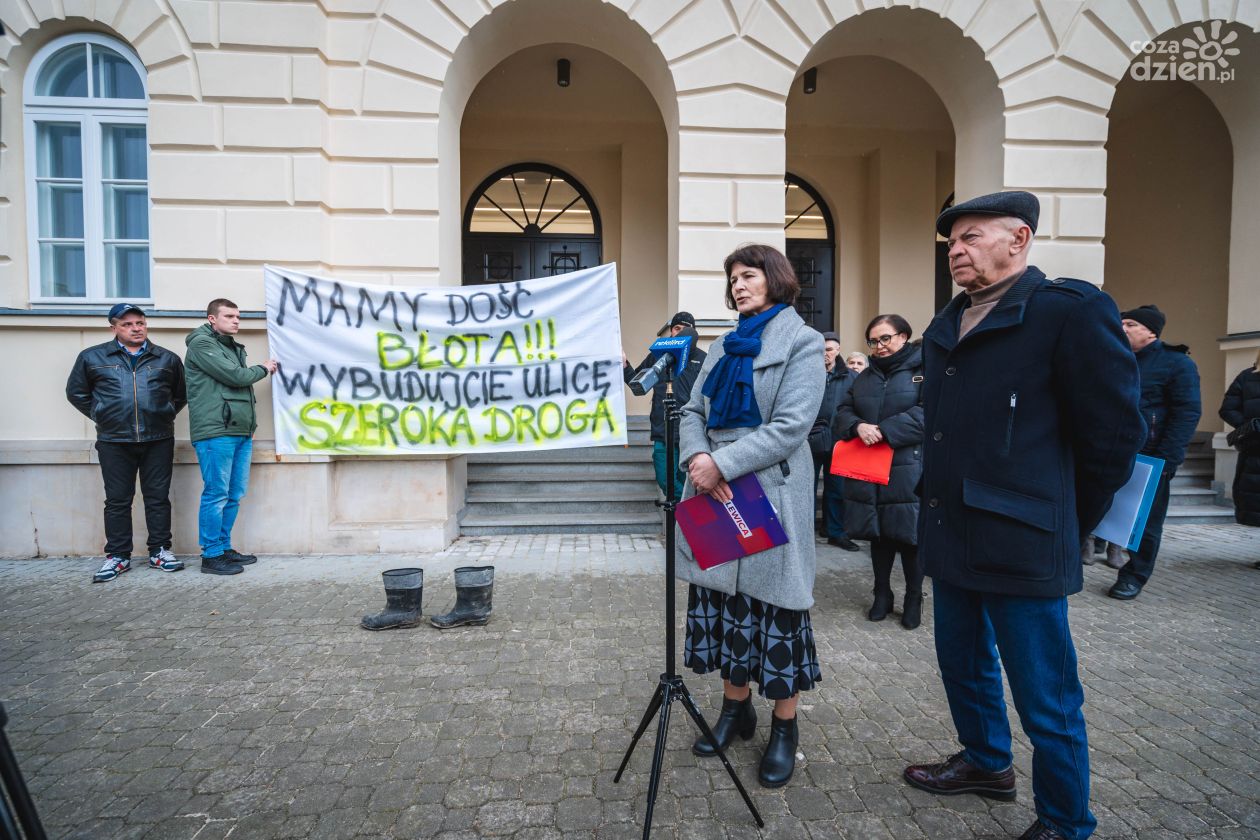 Protest mieszkańców ulicy Szeroka Droga (zdjęcia)