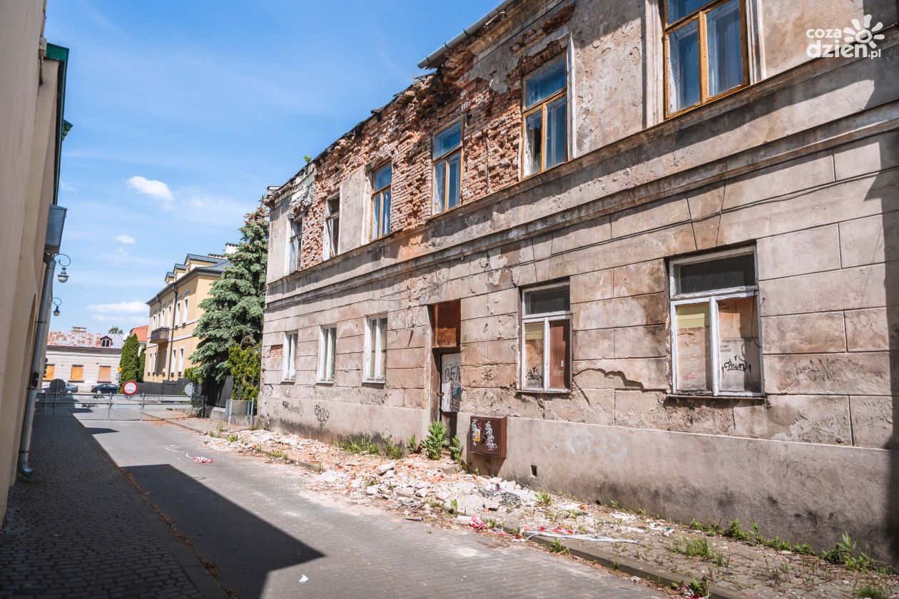 Kamienica się rozpada. Lokatorzy opuścili mieszkania