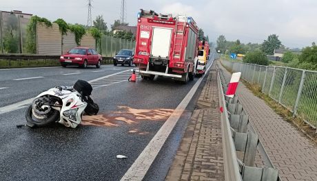Motocyklista uderzył w barierę na wiadukcie. 47-latek trafił do szpitala