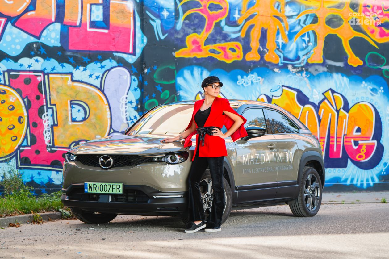 Odjechana - Milena Majewska i Mazda MX-30 (zdjęcia)