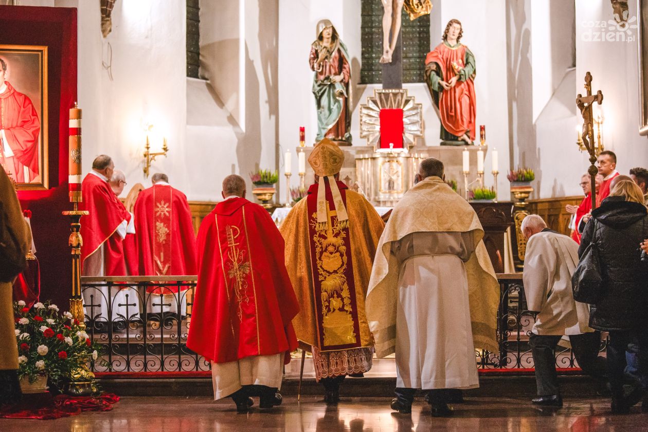 Wprowadzenie relikwii bł. ks. Jerzego Popiełuszki do kościoła Bernardynów (zdjęcia)