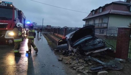 Samochód wypadł z drogi i uderzył w betonowy przepust 