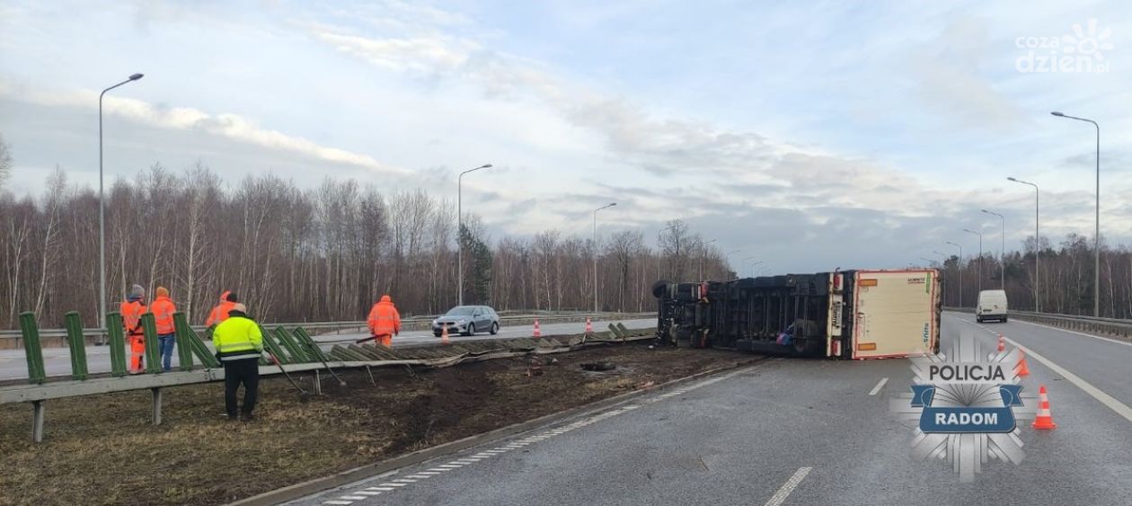 Kolizja dwóch aut na S7. Ciężarówka uderzyła w bariery i przewróciła się na bok