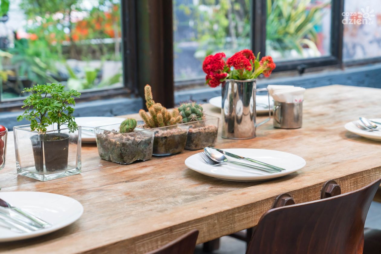 Dębowe stoły – co musisz o nich wiedzieć? Poznaj ich najważniejsze zalety