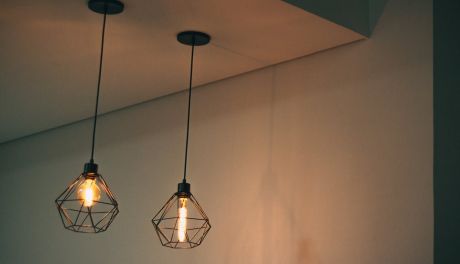 Lampa do salonu — czym się sugerować przy zakupie?