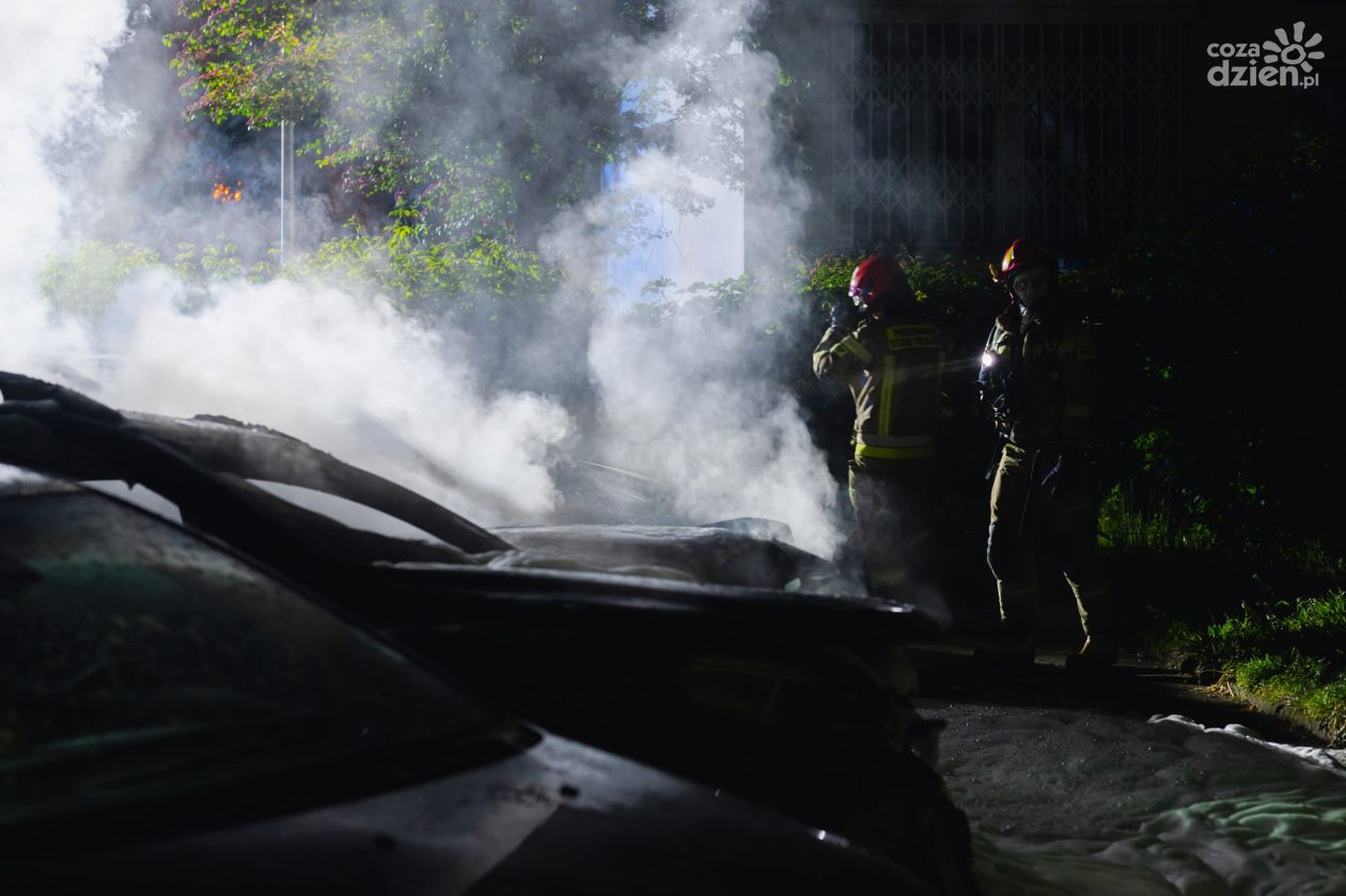 Nocny pożar samochodów przy ul. Jastrzębiej (zdjęcia)