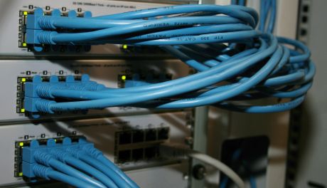 Po czym poznać, że okablowanie sieci LAN może wymagać wymiany?