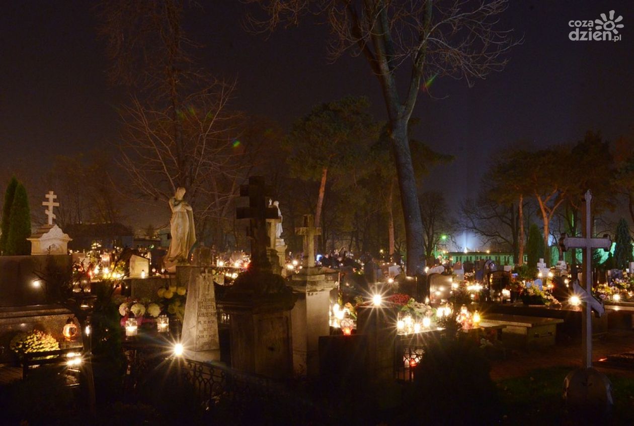 Radomskie cmentarze nocą