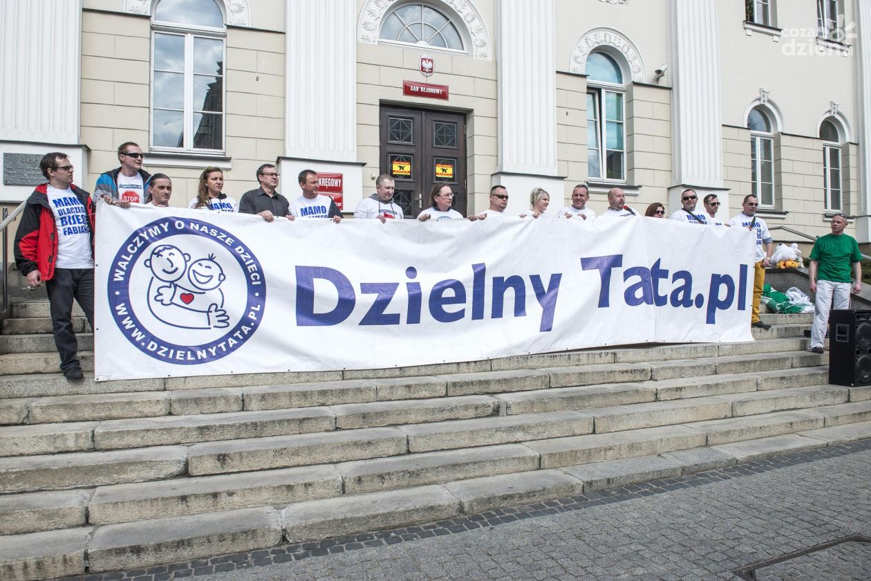 Manifestacja Sebastiana Nadolskiego pod sądem w Radomiu