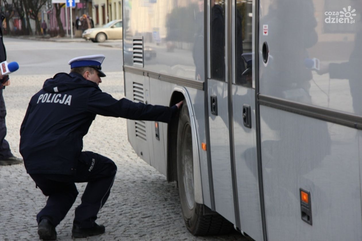 Policjanci sprawdzają autokary przed wyjazdem w trasę