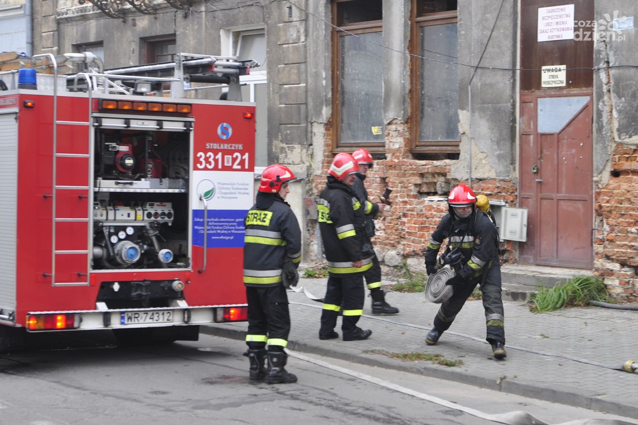 Strażacy gasili poddasze kamienicy w Rynku