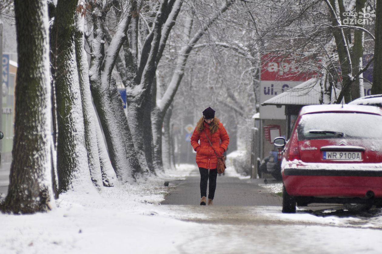 Zima zawitała do Radomia. Ślisko na chodnikach i drogach!