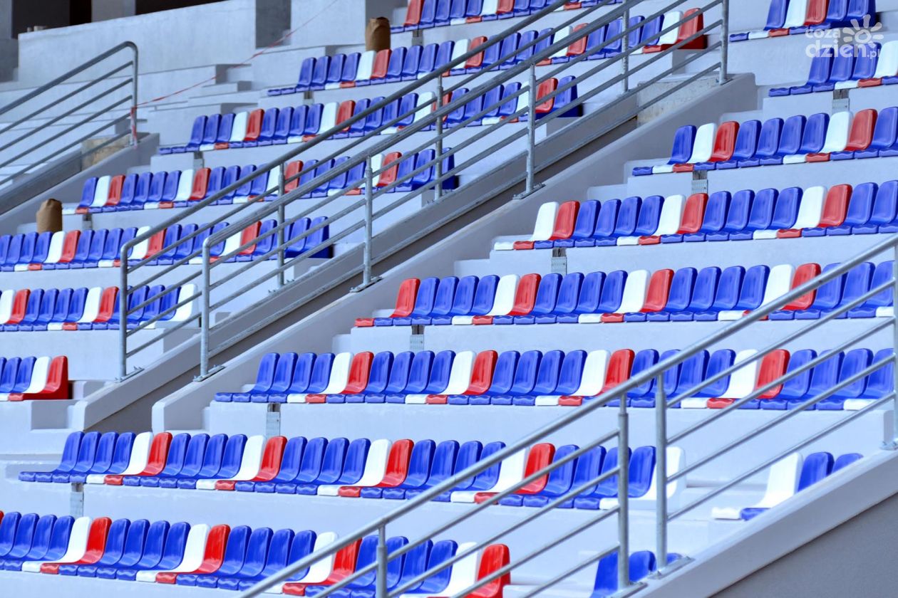 Kolorowe krzesełka na stadionie. Co na to kibice?