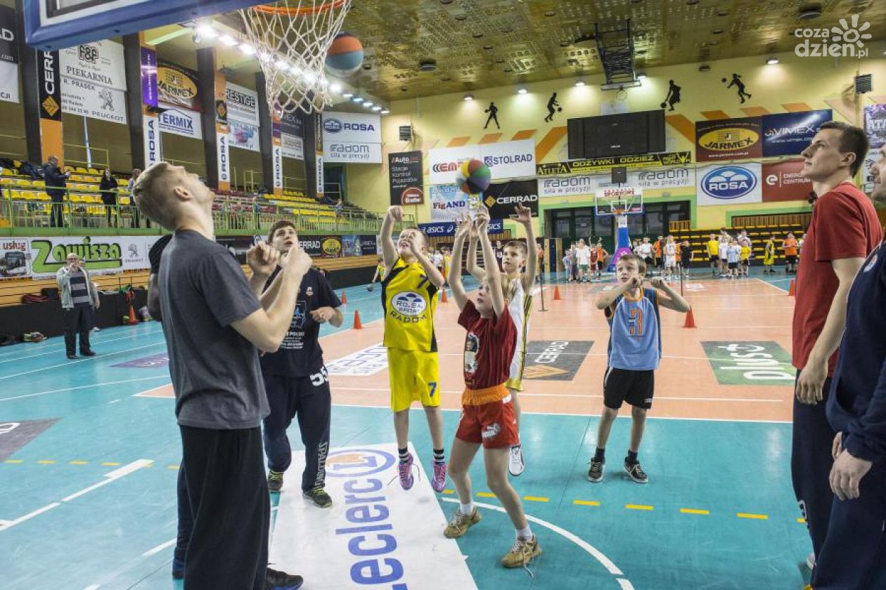 Uczniowie trenowali z koszykarzami Rosy
