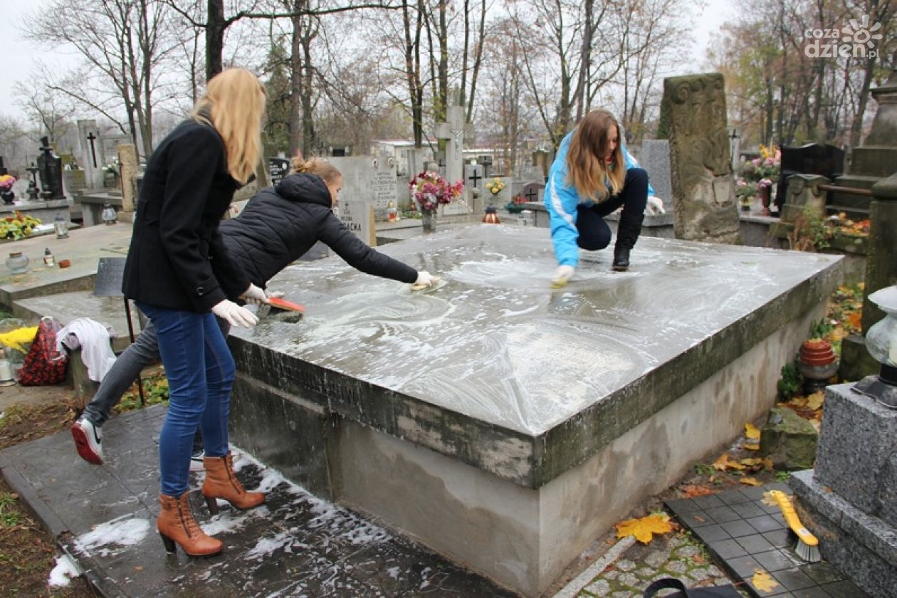 Uczniowie ZSO nr 4 posprzątali grobowiec Prospera Jarzyńskiego