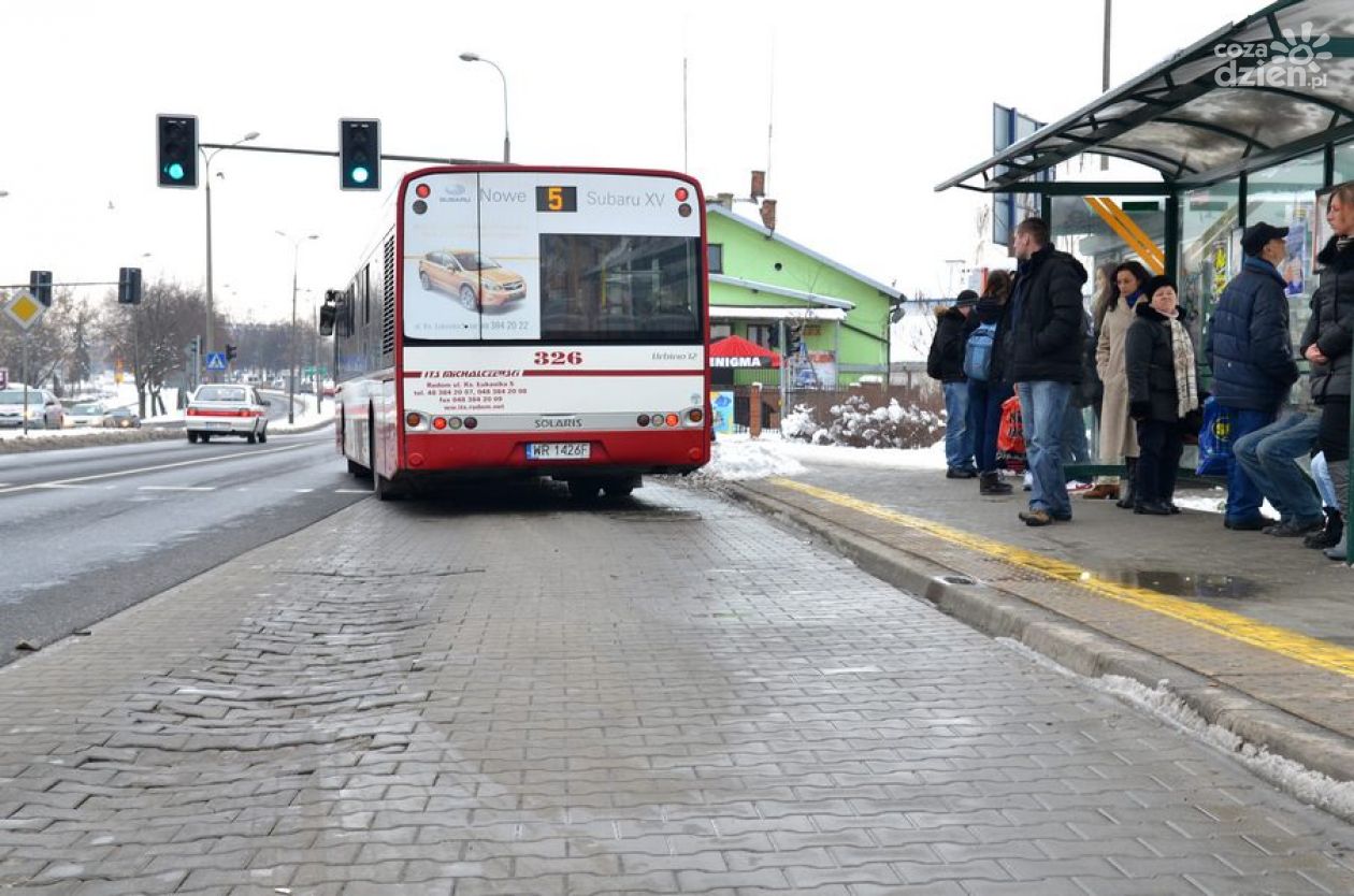 Miejskie autobusy niszczą się przez źle wykonane przystanki