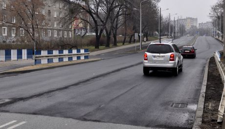Ułożyli asfalt na Warszawskiej. Remont jednak wciąż trwa