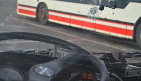 Plaga chuligańskich ataków na autobusy