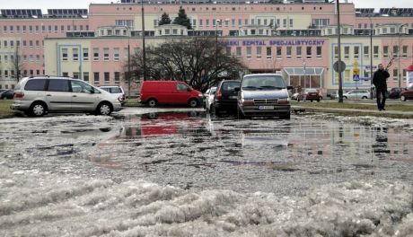 Przed radomskim szpitalem - to parking czy jezioro?