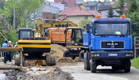 Trwa budowa ul.  Witkacego. Kanał odprowadzi wodę z obwodnicy