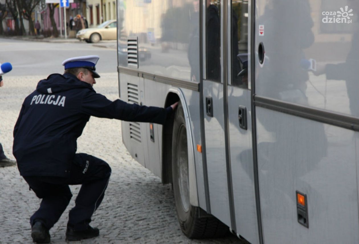 Policjanci uniemożliwili wyjazd dzieci, autokary były niesprawne