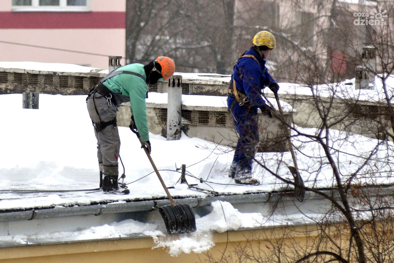 MSWiA przypomina o obowiązku odśnieżania dachów