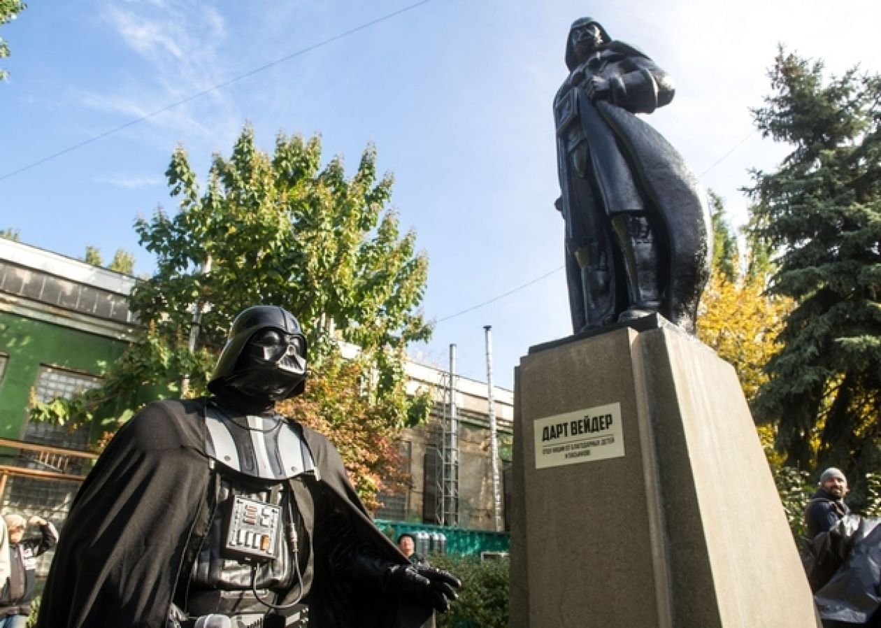 Fani Gwiezdnych Wojen zachwyceni – na Ukrainie powstał pomnik Dartha Vadera.