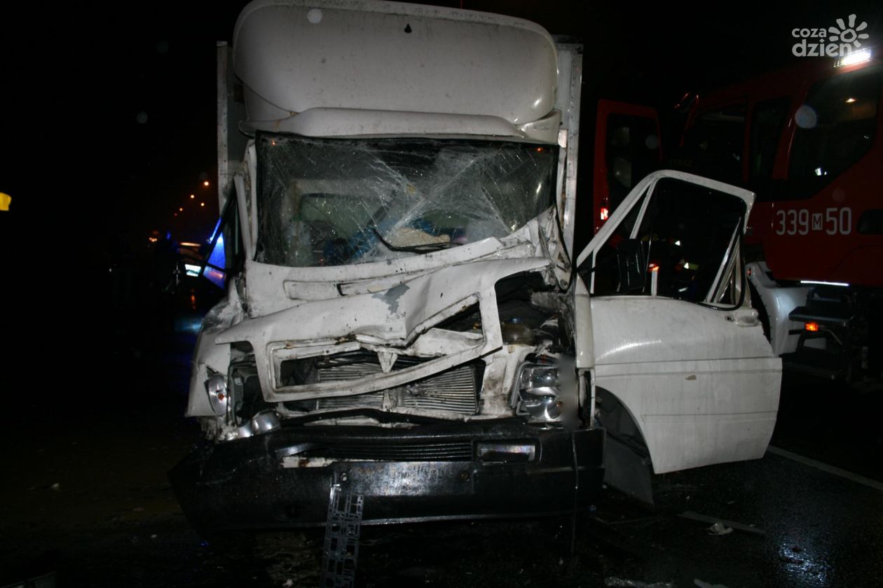 Groźny wypadek pod Radomiem. Bus wjechał w TIR-a!