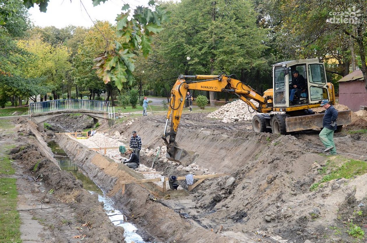 Poszerzenie potoku i budowa fontanny w Leśniczówce