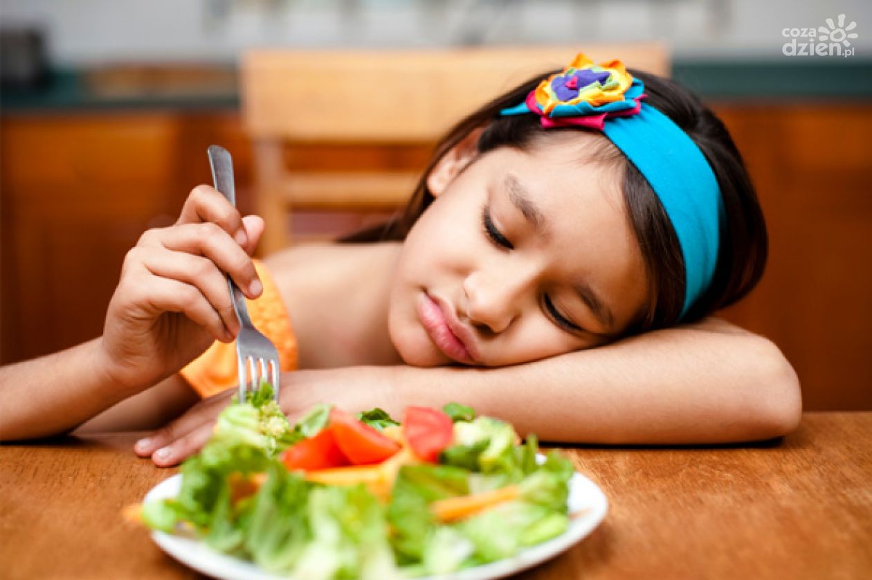 Первую половину дня кушать. Девочка кушает. Отсутствие аппетита. Отказ от еды у ребенка. Отсутствие аппетита у ребенка.
