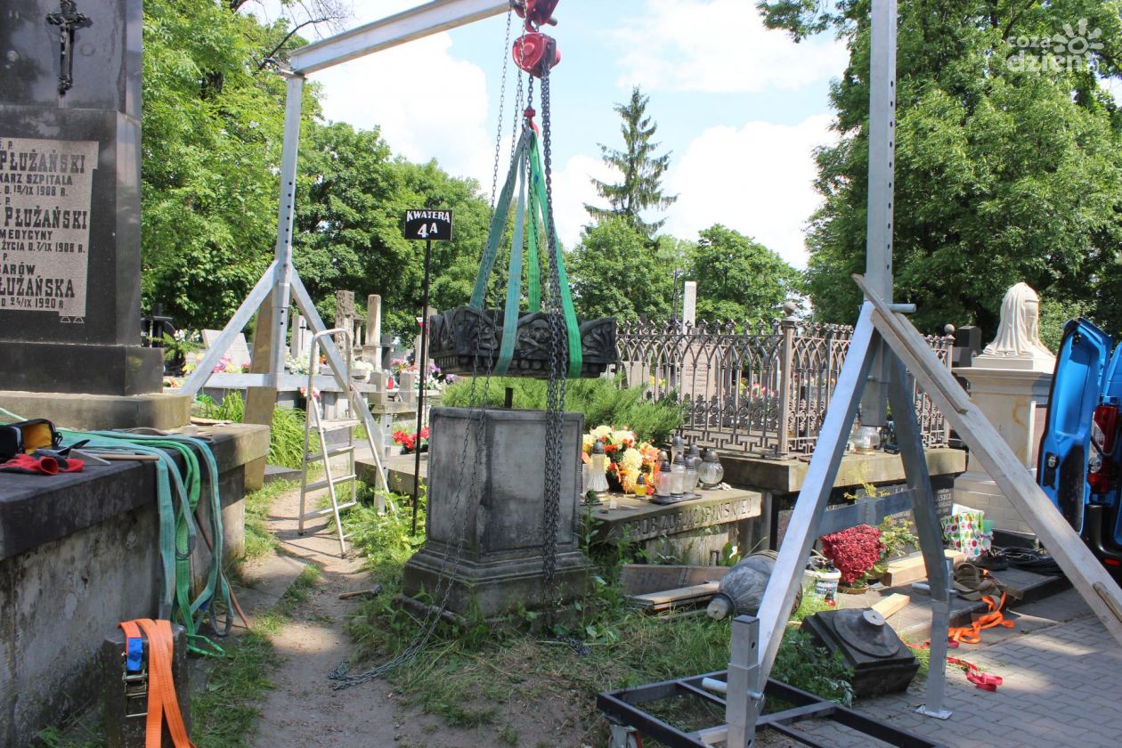 Renowacje na radomskim cmentarzu rzymskokatolickim
