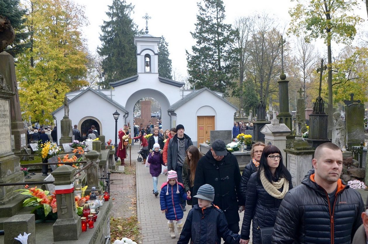 Radomianie tłumnie odwiedzają cmentarze