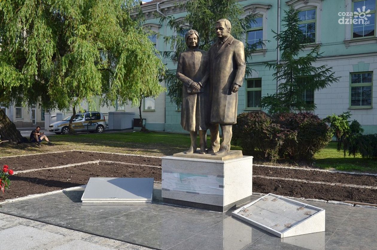 We wtorek odsłonięcie pomnika pary prezydenckiej - ZOBACZ PLAN