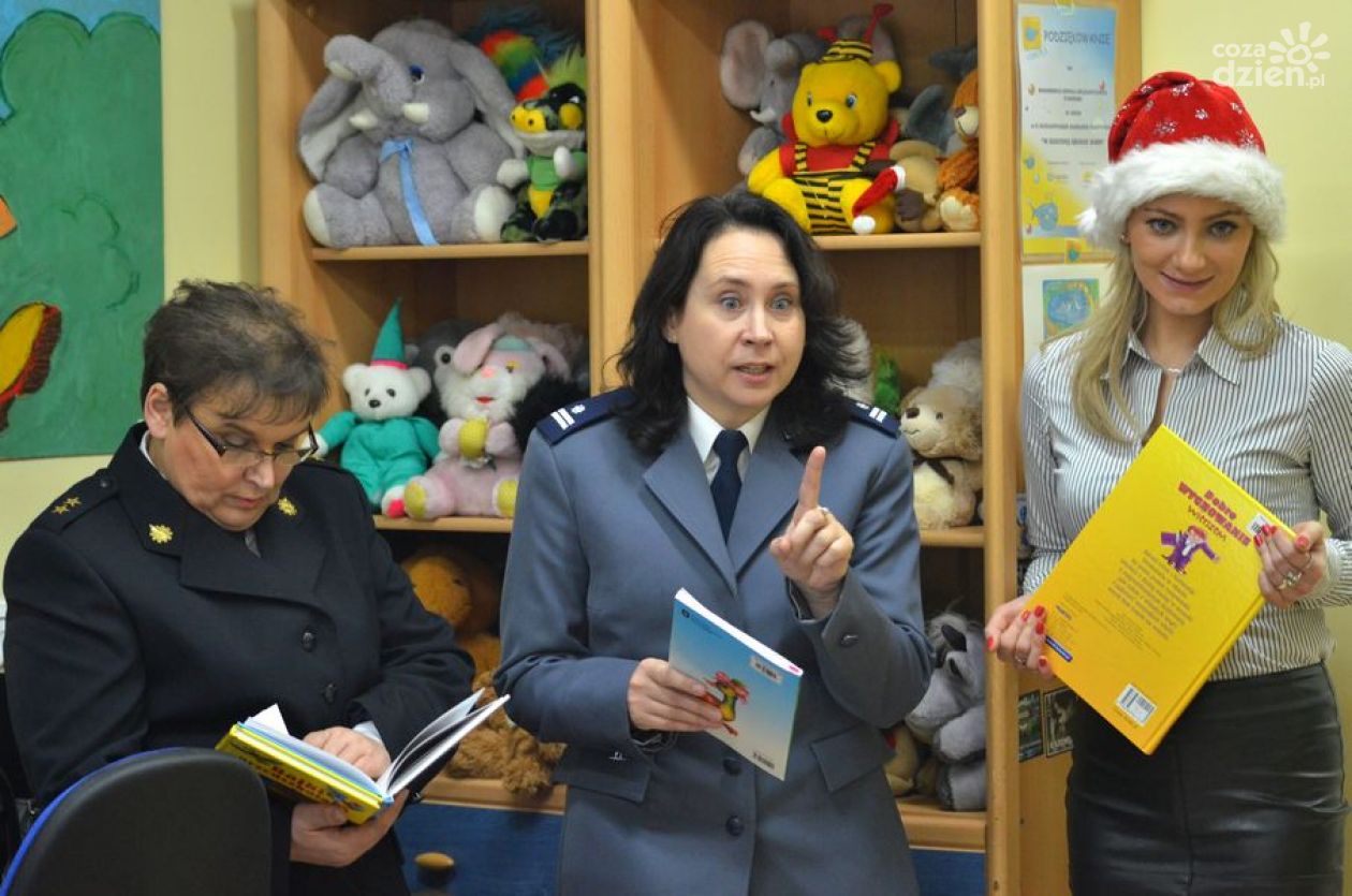 Policjanci czytali bajki dzieciom z radomskich szpitali