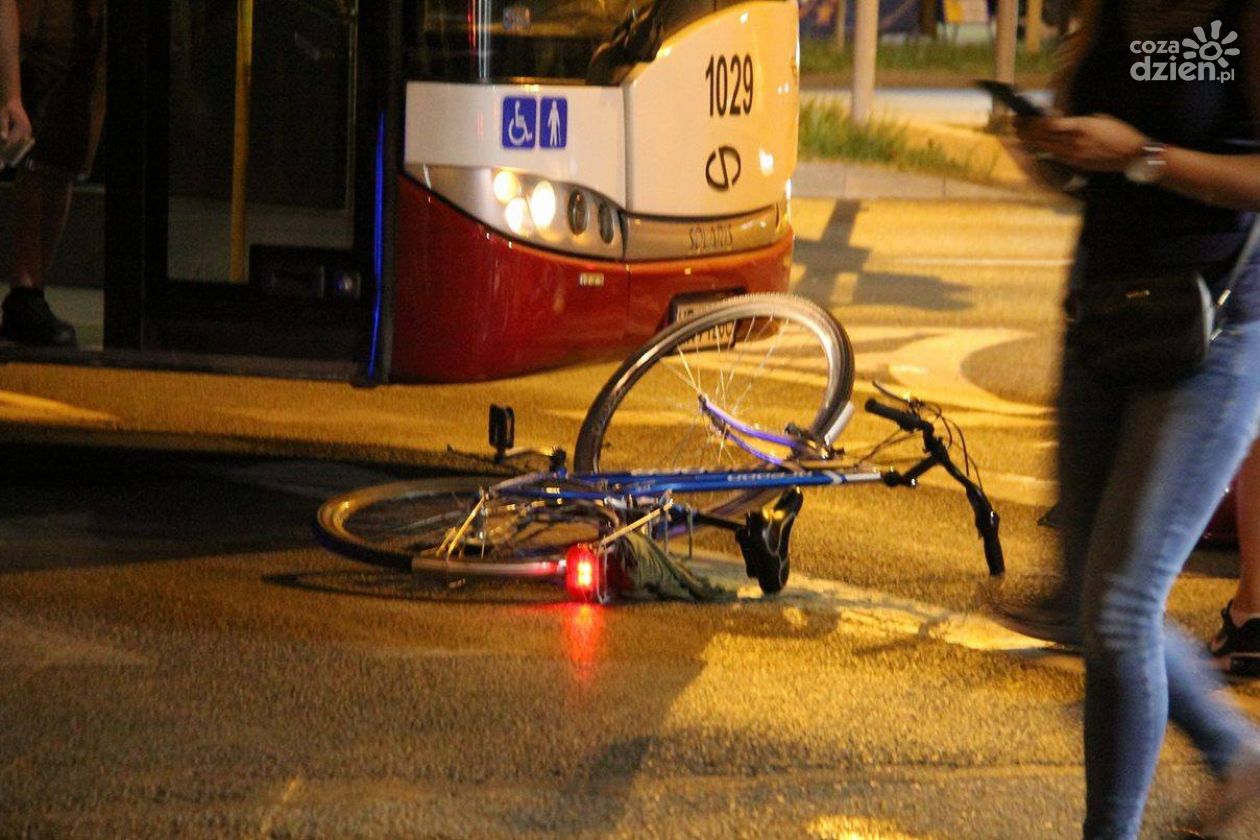 Rowerzysta wpadł pod koła autobusu