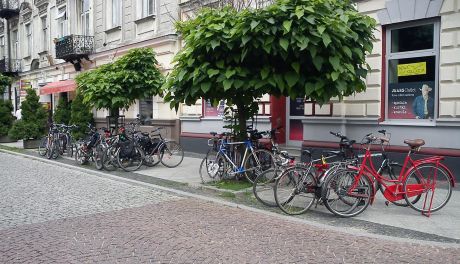 Gdzie powinny stanąć stojaki rowerowe?