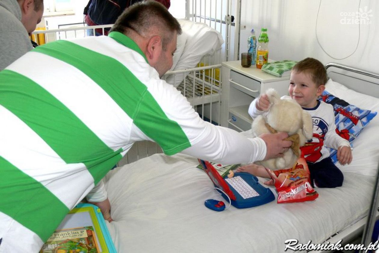 Zielony Mikołaj pomaga dzieciom i prosi o wsparcie