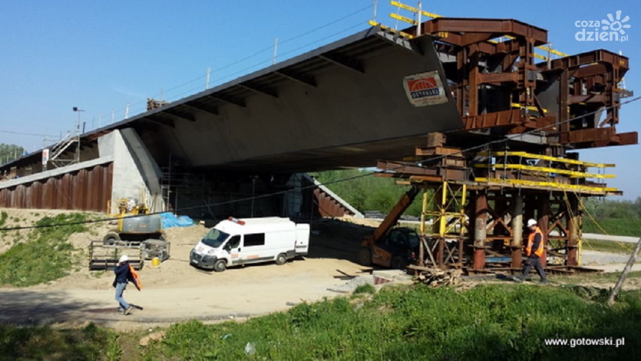 Fala kulminacyjna utrudniła budowę mostu w Solcu