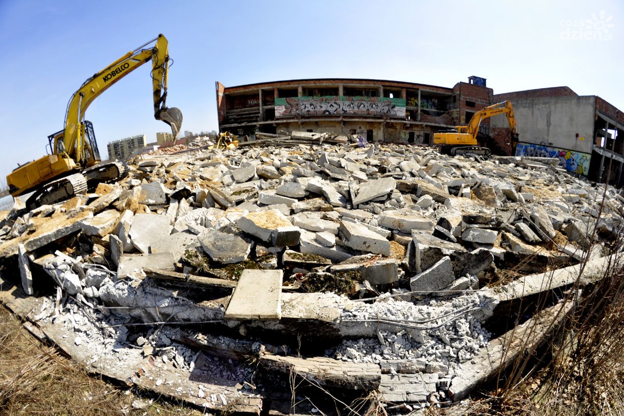 Ruszyła rozbiórka ruin hali sportowej przy ulicy Struga