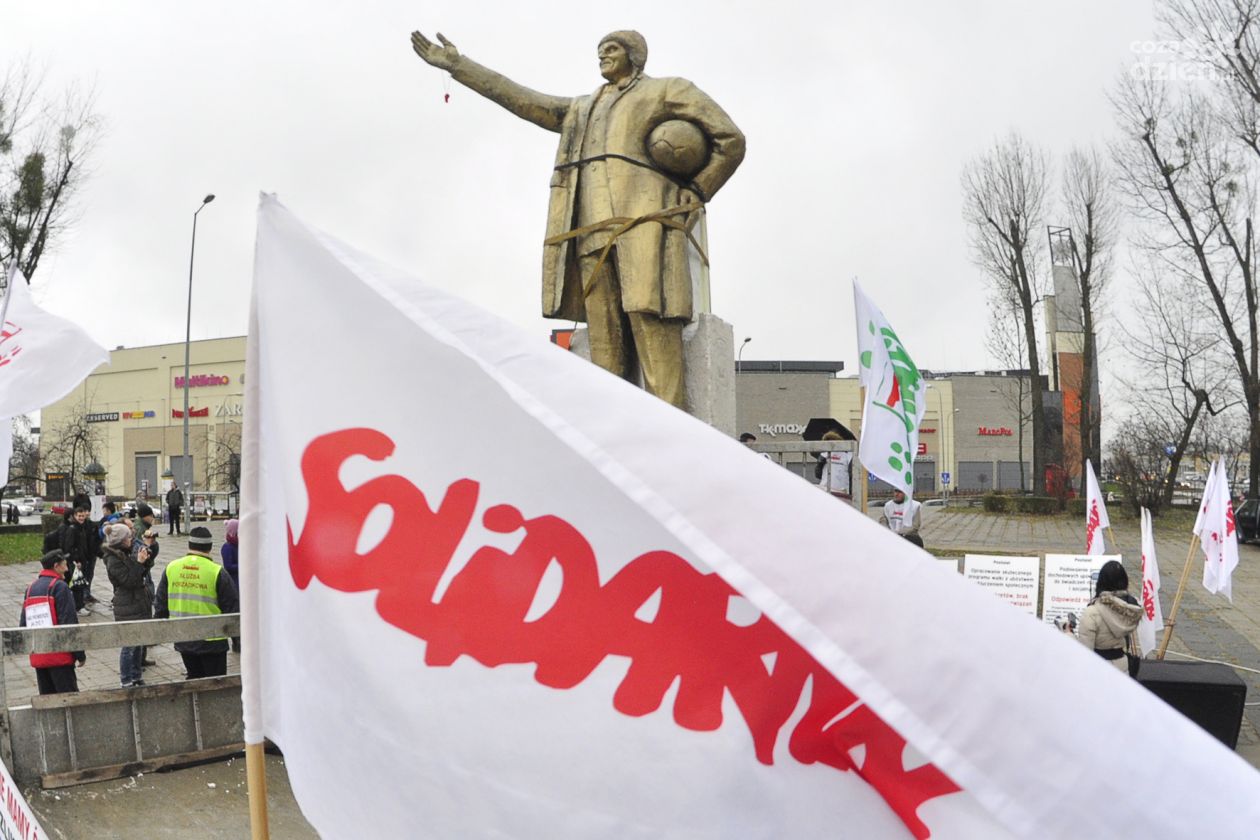 Złoty pomnik premiera Donalda Tuska w Radomiu!
